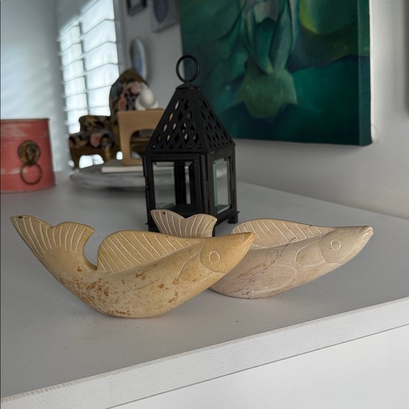 Artisan Hand Carved Vintage Tan Fish Figurines (2) - Picture 5 of 10